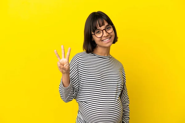 Jovem Grávida Sobre Fundo Amarelo Isolado Feliz Contando Três Com — Fotografia de Stock