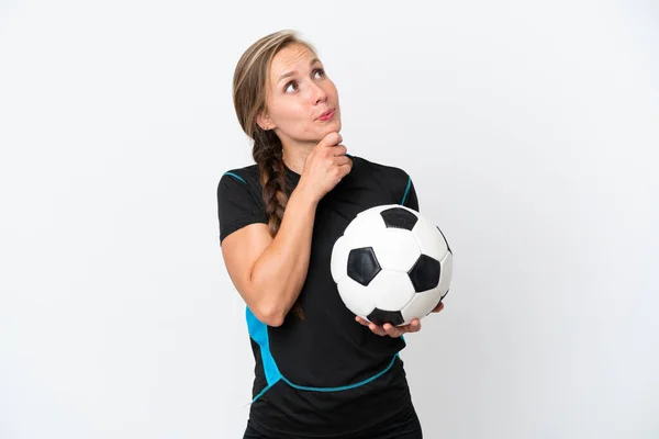 Mladý Fotbalista Žena Izolované Bílém Pozadí Vzhlíží — Stock fotografie