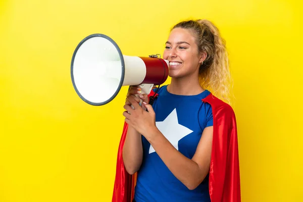 Super Hero Vrouw Geïsoleerd Gele Achtergrond Schreeuwen Door Een Megafoon — Stockfoto