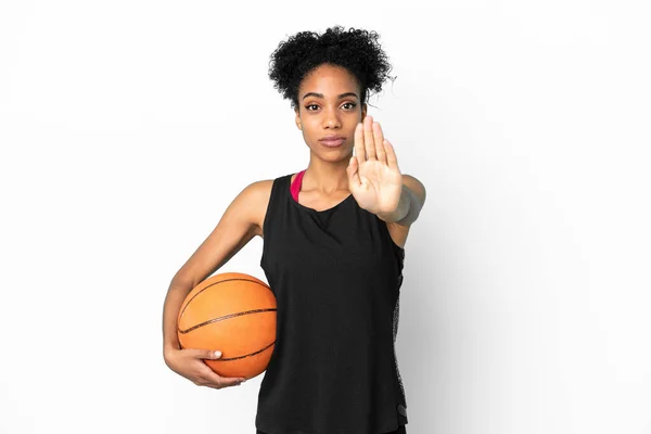 Pemain Basket Muda Wanita Latin Yang Terisolasi Dengan Latar Belakang — Stok Foto
