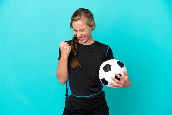Jeune Anglaise Isolée Sur Fond Bleu Avec Ballon Football Célébrant — Photo