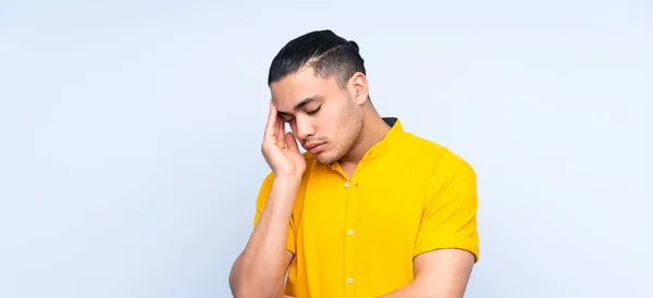 Asiatisch Gutaussehend Mann Über Isolation Hintergrund Mit Kopfschmerzen — Stockfoto