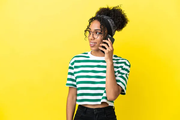 Jeune Femme Afro Américaine Isolée Sur Fond Jaune Gardant Une — Photo