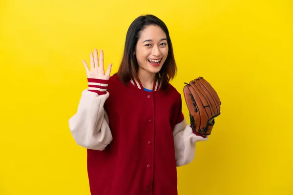 Jonge Vietnamese Speler Vrouw Met Honkbal Handschoen Geïsoleerd Gele Achtergrond — Stockfoto