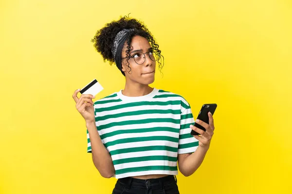 Jeune Femme Afro Américaine Isolée Sur Fond Jaune Achetant Avec — Photo