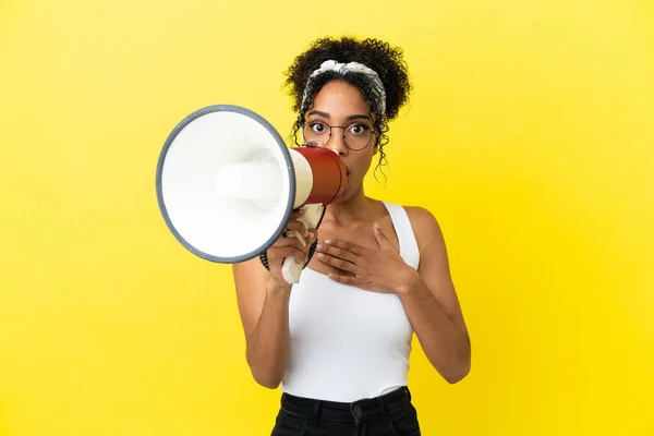 Ung Afrikansk Amerikansk Kvinna Isolerad Gul Bakgrund Skriker Genom Megafon — Stockfoto