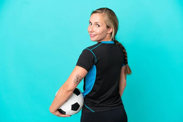 Mladá Anglická Žena Izolované Modrém Pozadí Fotbalovým Míčem — Stock fotografie