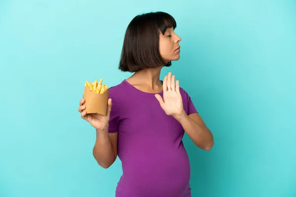 Gravid Kvinde Holder Stegte Chips Isoleret Baggrund Gør Stop Gestus - Stock-foto