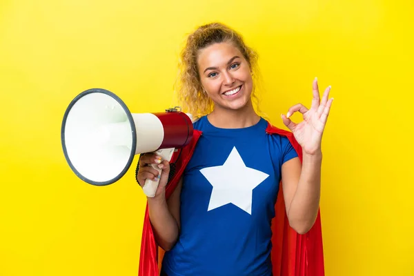 Super Hero Frau Isoliert Auf Gelbem Hintergrund Hält Ein Megafon — Stockfoto