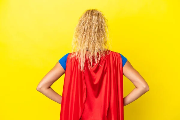 Mädchen Mit Lockigem Haar Isoliert Auf Gelbem Hintergrund Superheldenkostüm Rückenlage — Stockfoto