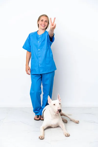 Jovem Veterinária Inglesa Mulher Com Cão Isolado Fundo Branco Sorrindo — Fotografia de Stock