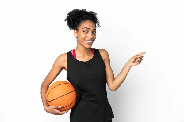 Jeune Joueuse Basket Ball Femme Latine Isolée Sur Fond Blanc — Photo