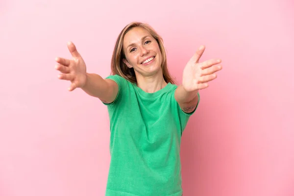 Jonge Engelse Vrouw Geïsoleerd Roze Achtergrond Presenteren Uitnodigen Komen Met — Stockfoto