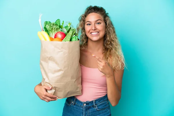 Girl Curly Hair Holding Grocery Shopping Bag Isolated Green Background — Stock Photo, Image