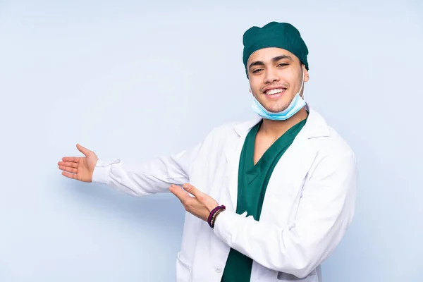 Chirurg Muž Uniformou Izolované Modrém Pozadí Natahuje Ruce Stranu Pro — Stock fotografie