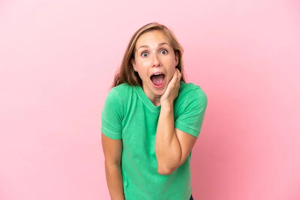 Jong Engels Vrouw Geïsoleerd Roze Achtergrond Met Verrassing Geschokt Gezicht — Stockfoto