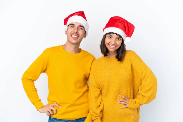 Jong Gemengd Ras Paar Vieren Kerstmis Geïsoleerd Witte Achtergrond Poseren — Stockfoto