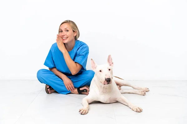 Молодая Английская Ветеринар Сидит Полу Собакой Шепчет — стоковое фото