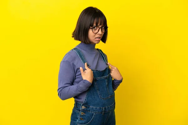 Jovem Grávida Sobre Fundo Amarelo Isolado Apontando Para Mesmo — Fotografia de Stock