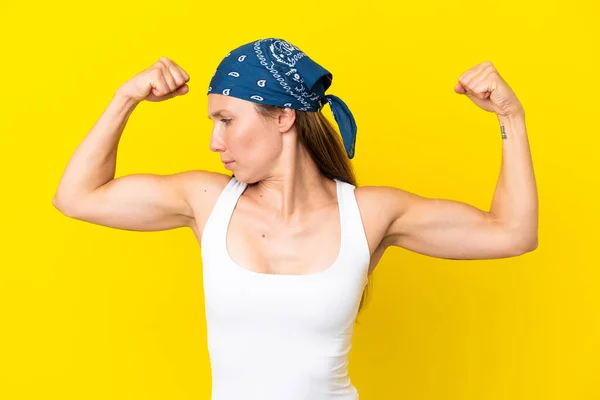 Junge Engländerin Isoliert Auf Gelbem Hintergrund Mit Starker Geste — Stockfoto