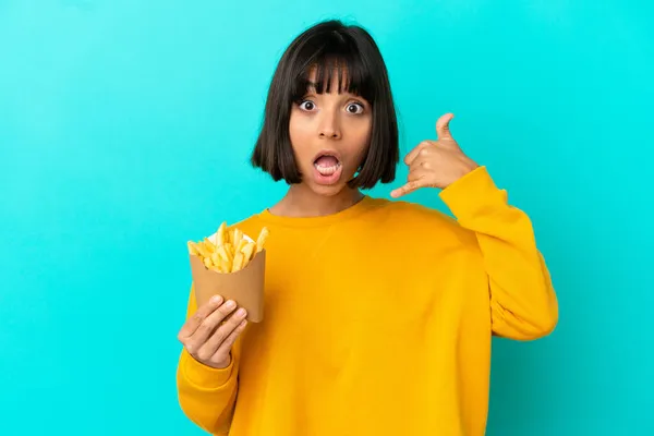 Jonge Brunette Vrouw Met Gebakken Chips Geïsoleerde Blauwe Achtergrond Maken — Stockfoto