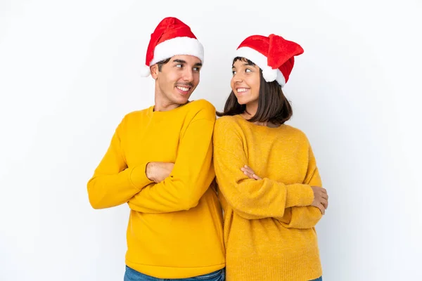Jong Gemengd Ras Paar Vieren Kerstmis Geïsoleerd Witte Achtergrond Kijken — Stockfoto
