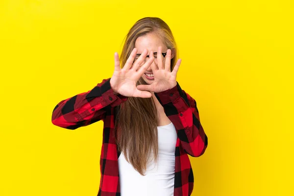 Jong Engels Vrouw Geïsoleerd Gele Achtergrond Nerveus Stretching Handen Naar — Stockfoto