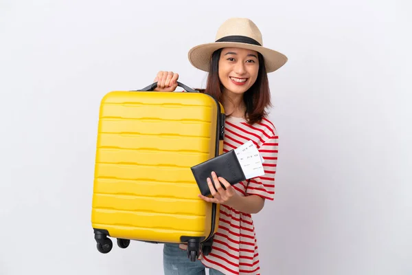ベトナムの若い女性は スーツケースとパスポートで休暇中に白い背景に隔離されました — ストック写真