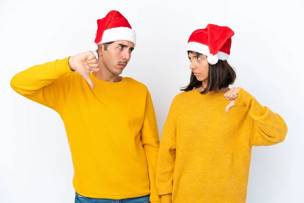 Jovem Mestiço Casal Celebrando Natal Isolado Fundo Branco Mostrando Polegar — Fotografia de Stock