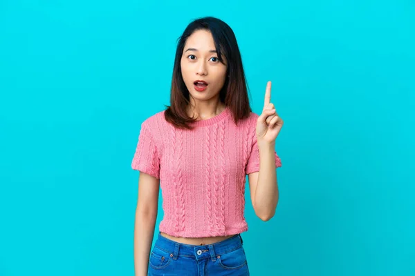 Young Vietnamese Woman Isolated Blue Background Thinking Idea Pointing Finger — Stock Photo, Image