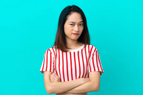 Ung Vietnamesisk Kvinna Isolerad Blå Bakgrund Med Olyckliga Uttryck — Stockfoto
