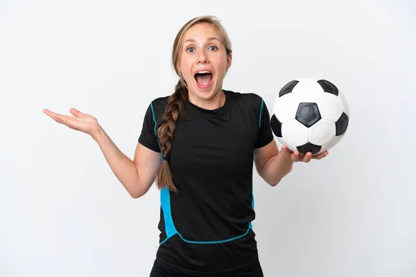 Ung Fotbollsspelare Kvinna Isolerad Vit Bakgrund Med Chockad Ansiktsuttryck — Stockfoto