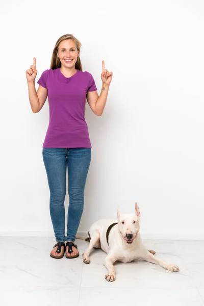 Junge Engländerin Mit Ihrem Hund Auf Weißem Hintergrund Der Auf — Stockfoto