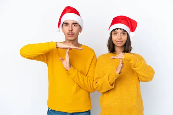 Jeune Couple Métis Célébrant Noël Isolé Sur Fond Blanc Faisant — Photo