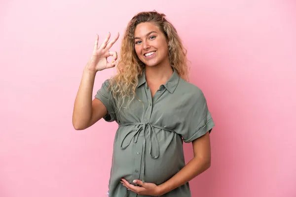 Chica Con Pelo Rizado Aislado Sobre Fondo Rosa Embarazada Haciendo —  Fotos de Stock
