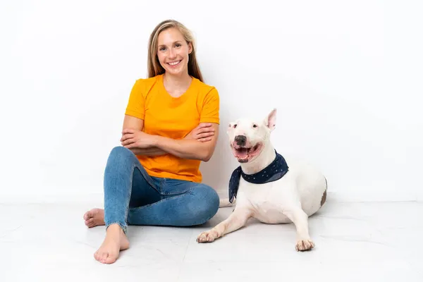 Jovem Inglesa Sentada Chão Com Seu Cachorro Isolado Fundo Branco — Fotografia de Stock