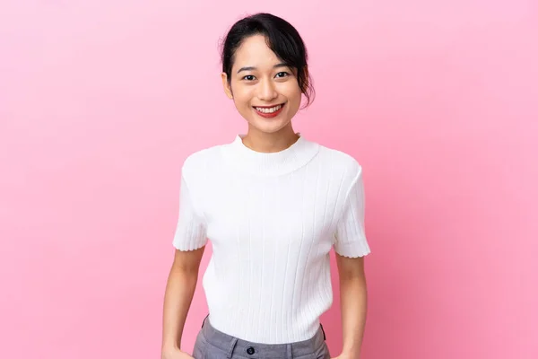 Junge Vietnamesische Frau Isoliert Auf Rosa Hintergrund Lachen — Stockfoto