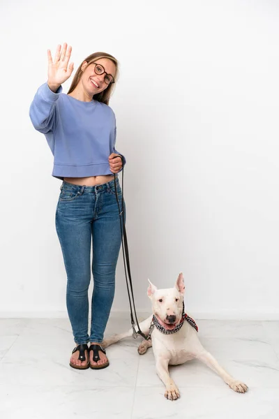 Молодая Английская Женщина Своей Собакой Белом Фоне Салютует Счастливым Выражением — стоковое фото