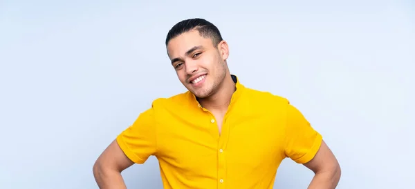 Asyalı Yakışıklı Adam Soyutlanmış Arka Planda Kolları Kalçasında Gülümsüyor — Stok fotoğraf