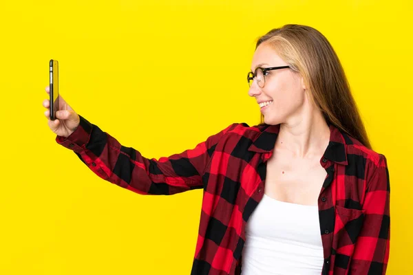 Joven Mujer Inglesa Aislada Sobre Fondo Amarillo Haciendo Una Selfie —  Fotos de Stock