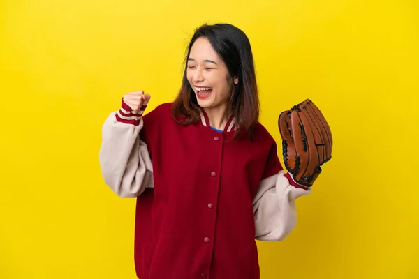 Jonge Vietnamese Speler Vrouw Met Honkbal Handschoen Geïsoleerd Gele Achtergrond — Stockfoto