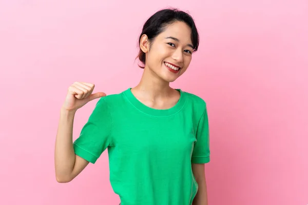 Fiatal Vietnami Elszigetelt Rózsaszín Háttér Büszke Önelégült — Stock Fotó