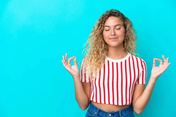 Fille Aux Cheveux Bouclés Isolé Sur Fond Bleu Dans Pose — Photo