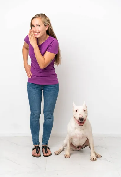 Joven Mujer Inglesa Con Perro Aislado Sobre Fondo Blanco Susurrando —  Fotos de Stock