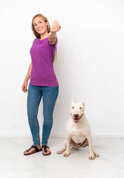 Joven Mujer Inglesa Con Perro Aislado Sobre Fondo Blanco Invitando —  Fotos de Stock