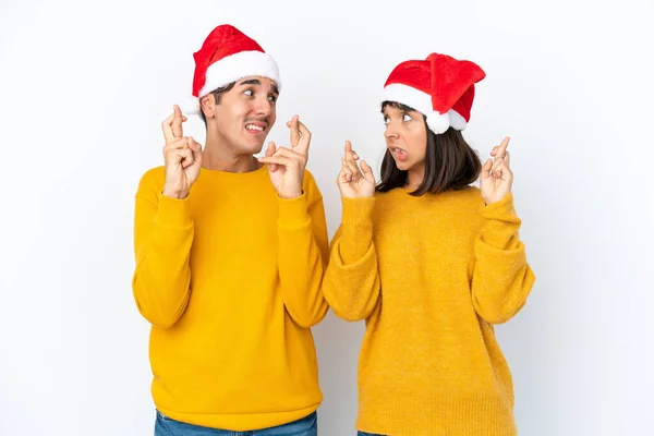 Jeune Couple Mixte Célébrant Noël Isolé Sur Fond Blanc Avec — Photo