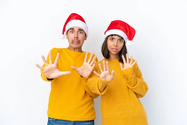 Junges Gemischtes Paar Das Weihnachten Isoliert Auf Weißem Hintergrund Feiert — Stockfoto