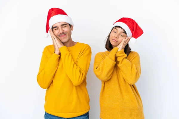 Jeune Couple Métis Célébrant Noël Isolé Sur Fond Blanc Faisant — Photo