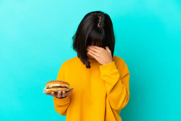 Young Brunette Woman Holding Burger Isolated Background Tired Sick Expression — Stock Photo, Image