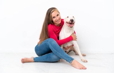 Tecrit edilmiş arka planda genç bir teriyer köpeği.